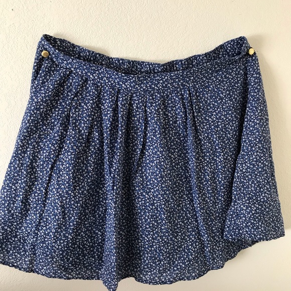 Cute, full mini skirt. - Picture 1 of 3